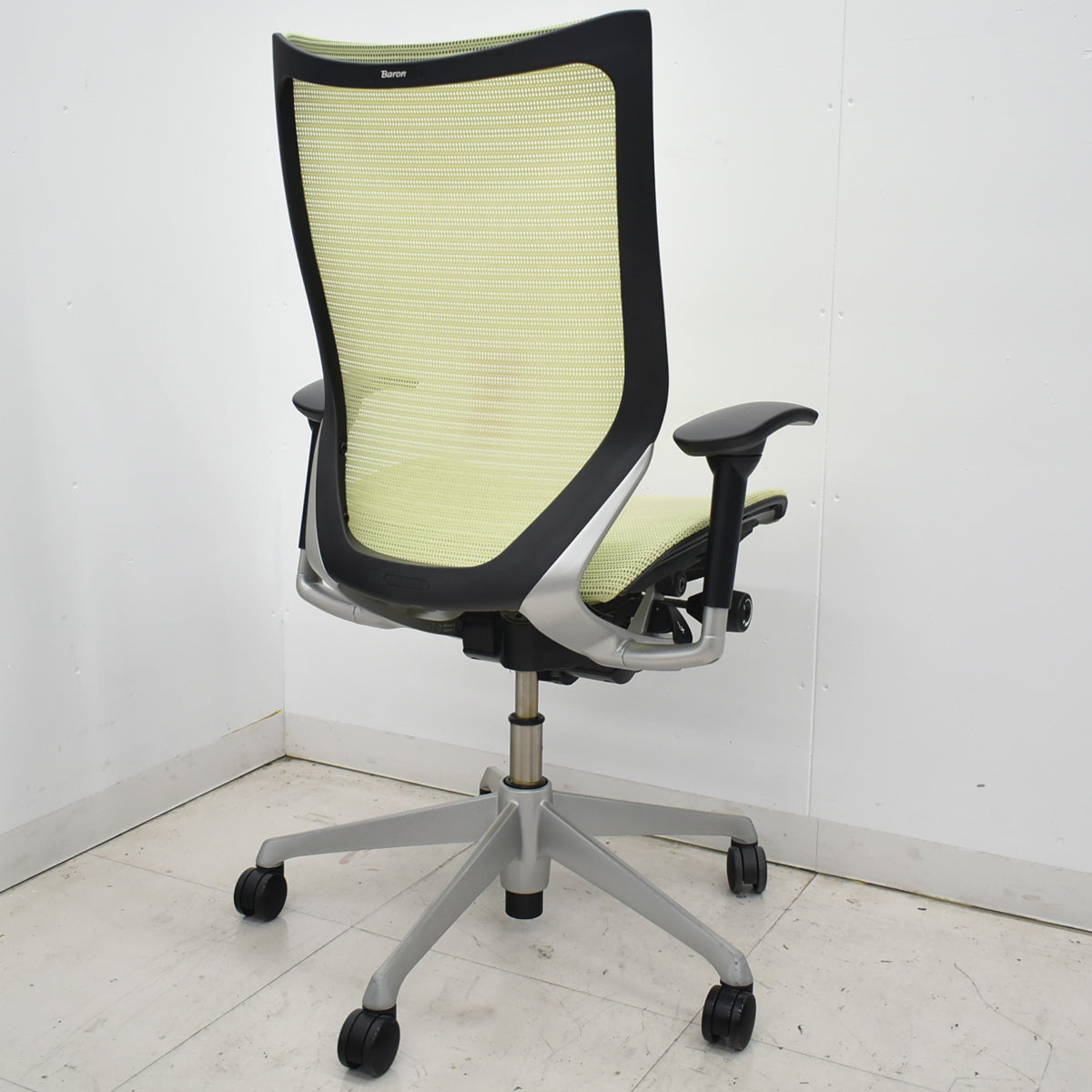 【中古】オカムラ　バロン　ハイバック　可動肘　シルバー脚　ピスタチオグリーン　2026012607【中古オフィス家具】