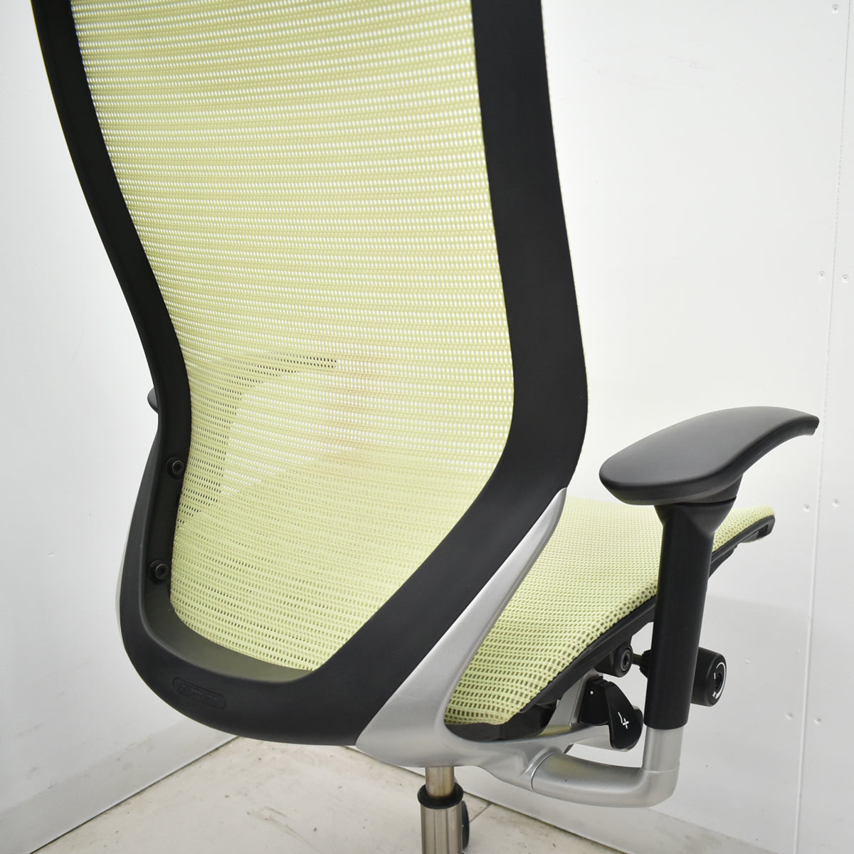 【中古】オカムラ　バロン　ハイバック　可動肘　シルバー脚　ピスタチオグリーン　2026012607【中古オフィス家具】