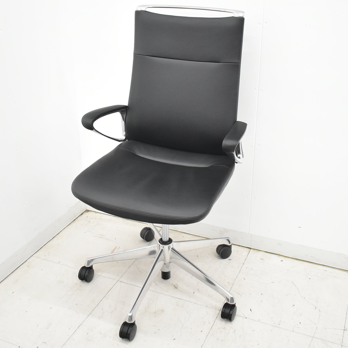 【中古】オカムラ　モードチェア　ハイバック　固定肘　総革張り　2020年製　ブラック　2026012608【中古オフィス家具】