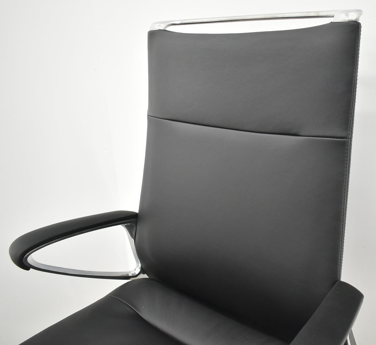 【中古】オカムラ　モードチェア　ハイバック　固定肘　総革張り　2020年製　ブラック　2026012608【中古オフィス家具】