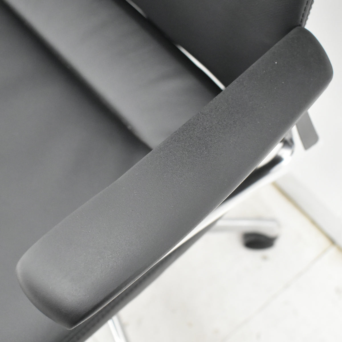 【中古】オカムラ　モードチェア　ハイバック　固定肘　総革張り　2020年製　ブラック　2026012608【中古オフィス家具】