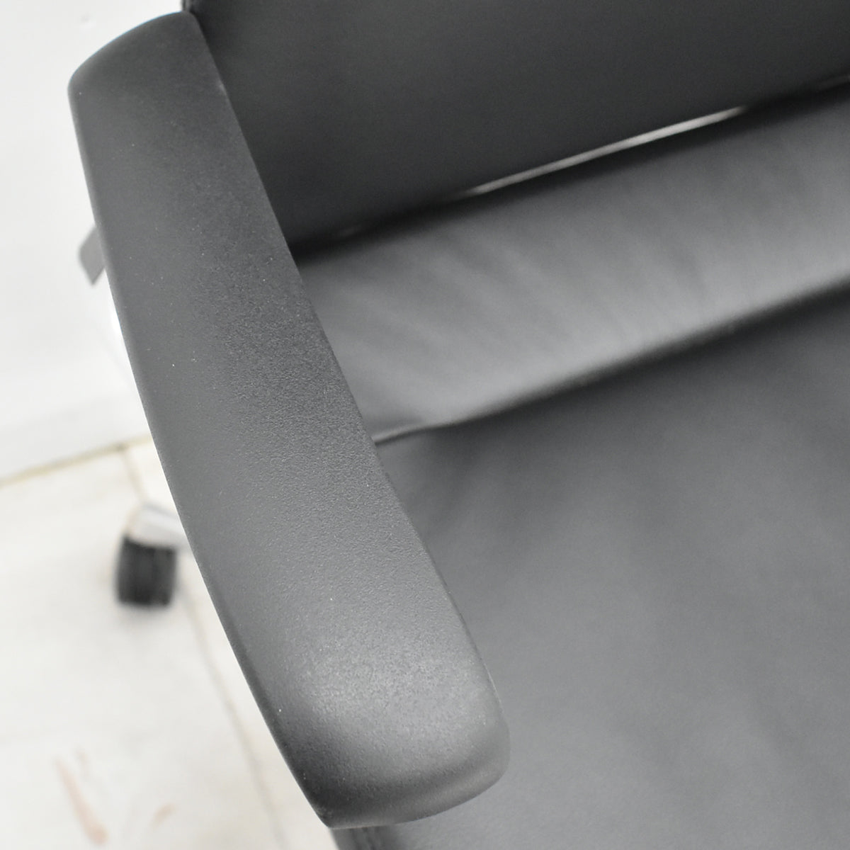 【中古】オカムラ　モードチェア　ハイバック　固定肘　総革張り　2020年製　ブラック　2026012608【中古オフィス家具】