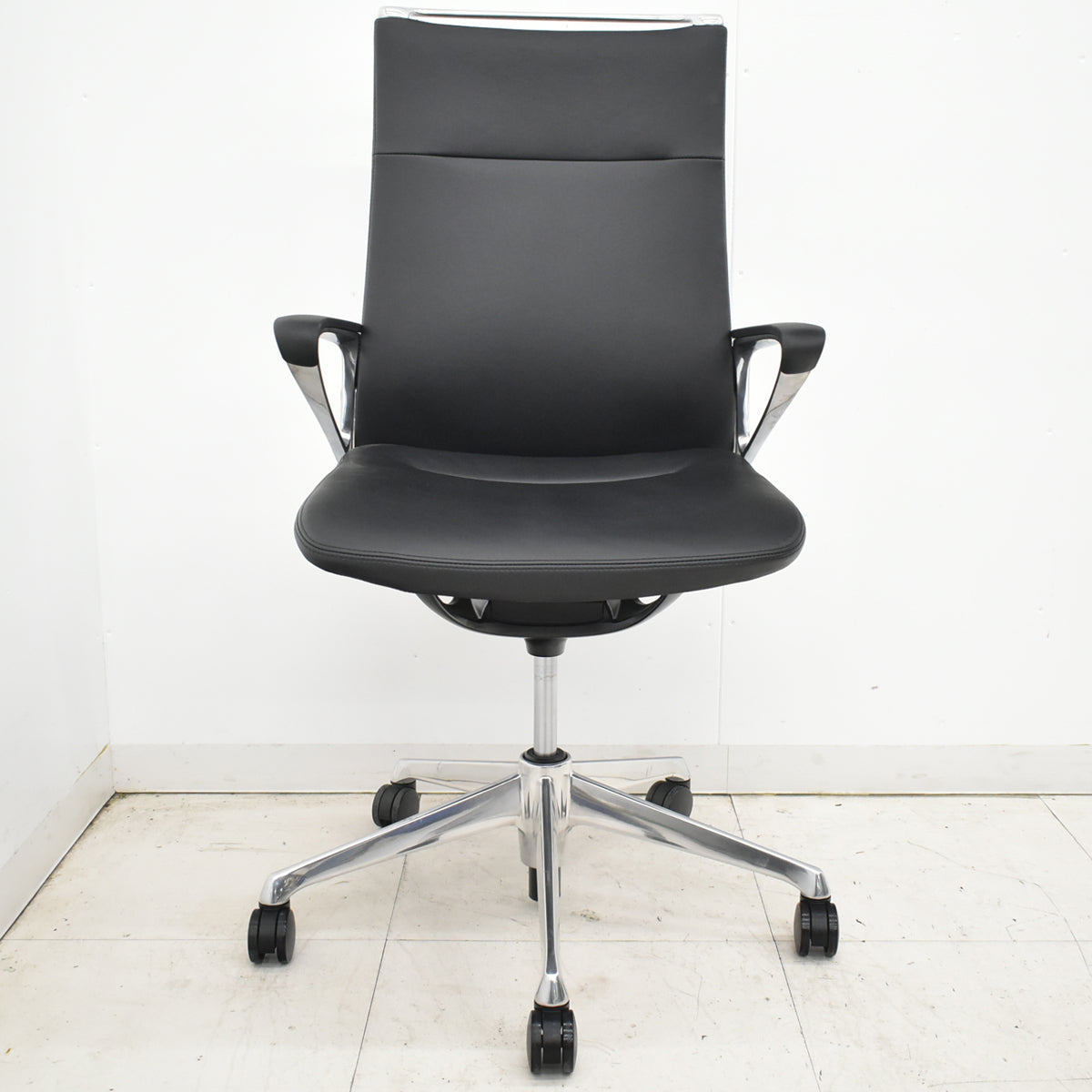 【中古】オカムラ　モードチェア　ハイバック　固定肘　総革張り　2020年製　ブラック　2026012608【中古オフィス家具】