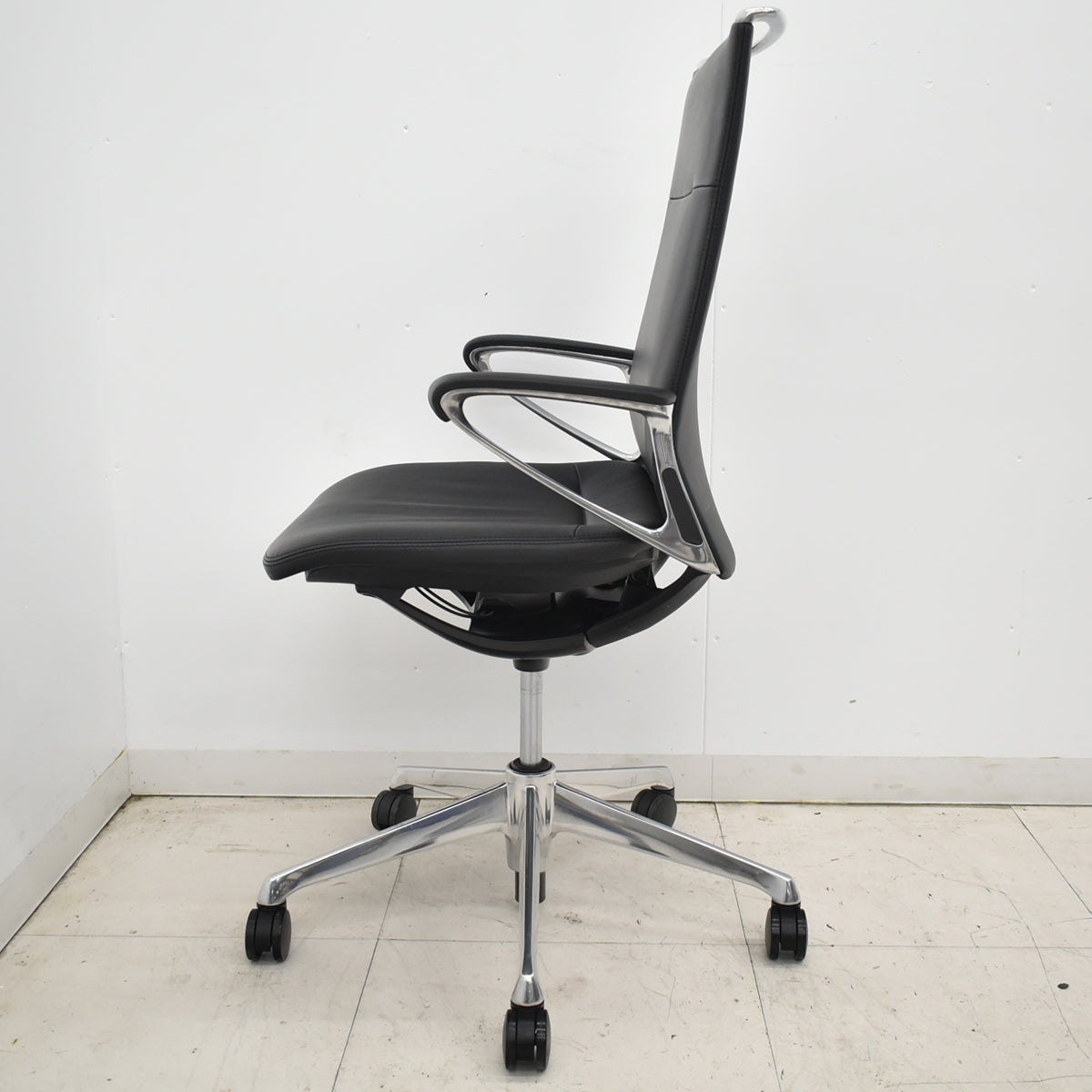 【中古】オカムラ　モードチェア　ハイバック　固定肘　総革張り　2020年製　ブラック　2026012608【中古オフィス家具】