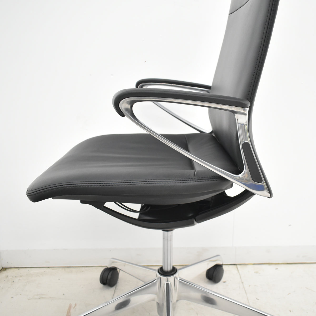 【中古】オカムラ　モードチェア　ハイバック　固定肘　総革張り　2020年製　ブラック　2026012608【中古オフィス家具】