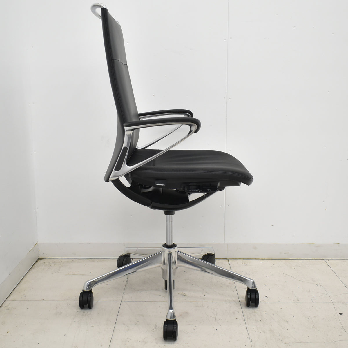 【中古】オカムラ　モードチェア　ハイバック　固定肘　総革張り　2020年製　ブラック　2026012608【中古オフィス家具】