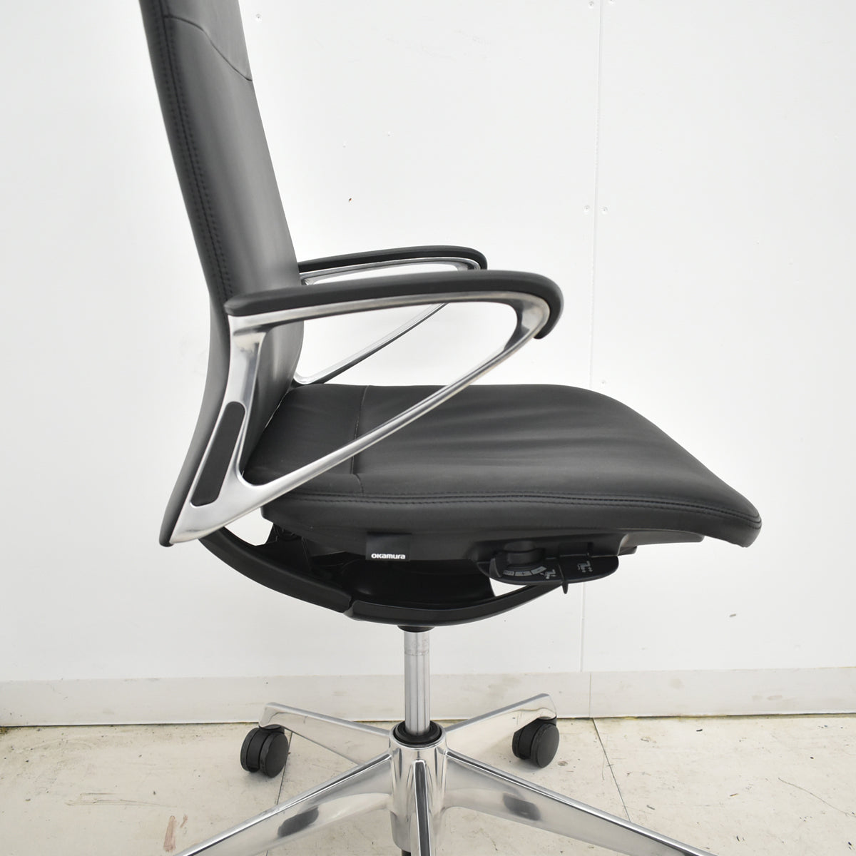 【中古】オカムラ　モードチェア　ハイバック　固定肘　総革張り　2020年製　ブラック　2026012608【中古オフィス家具】