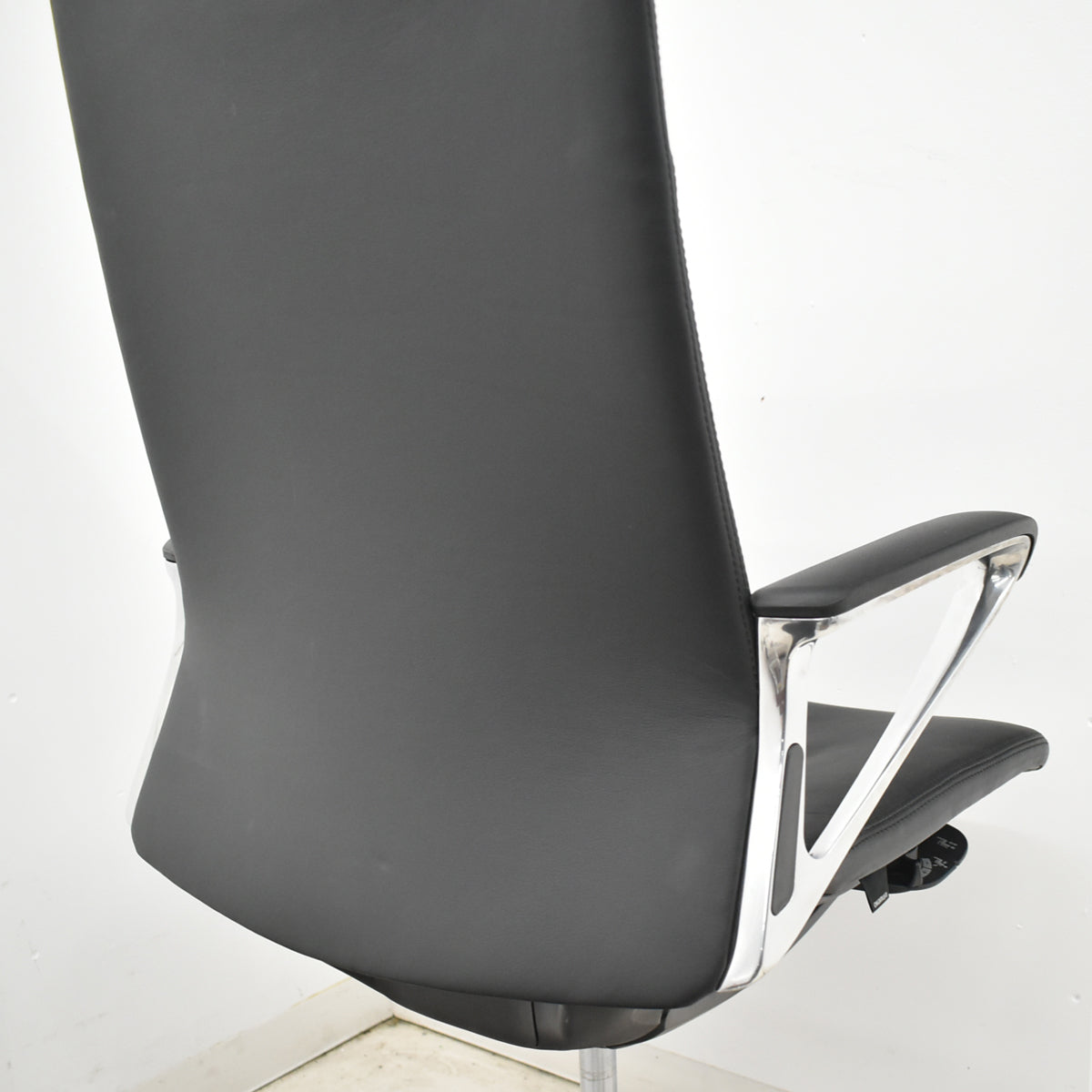【中古】オカムラ　モードチェア　ハイバック　固定肘　総革張り　2020年製　ブラック　2026012608【中古オフィス家具】