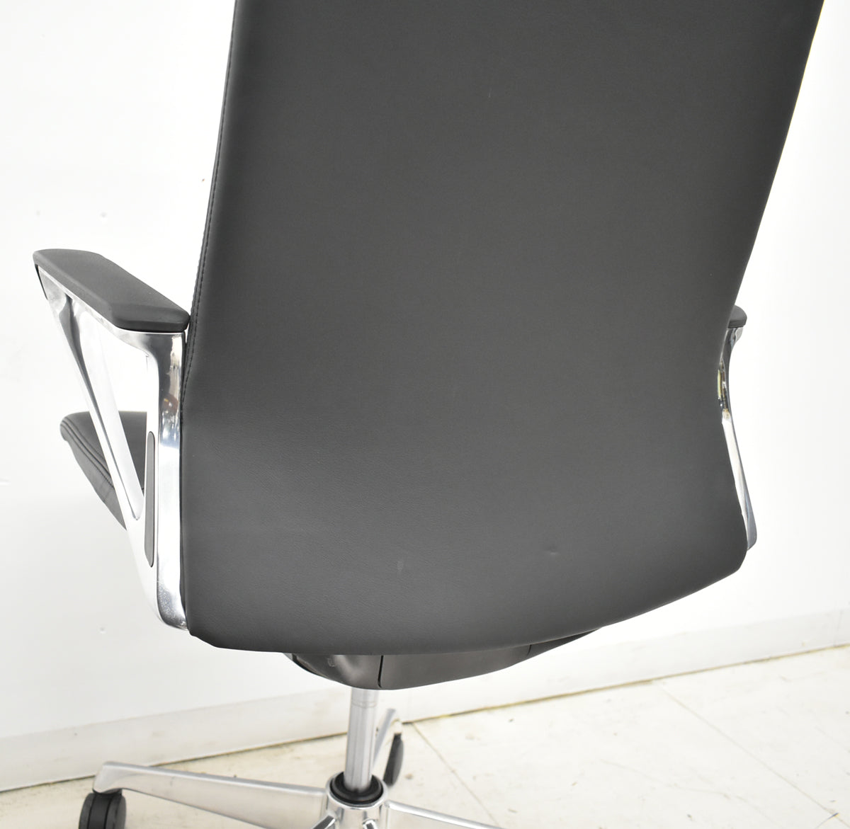 【中古】オカムラ　モードチェア　ハイバック　固定肘　総革張り　2020年製　ブラック　2026012608【中古オフィス家具】