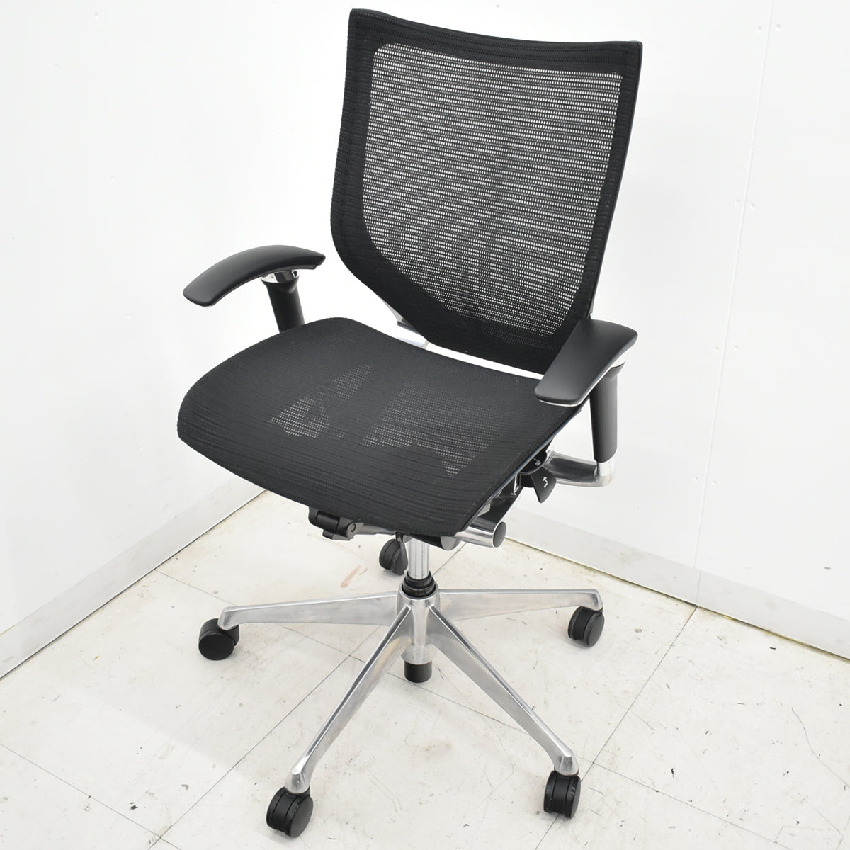 【中古】オカムラ　バロン　ローバック　可動肘　ポリッシュ　昇降ガス新品交換済　ブラック　2026012701【中古オフィス家具】
