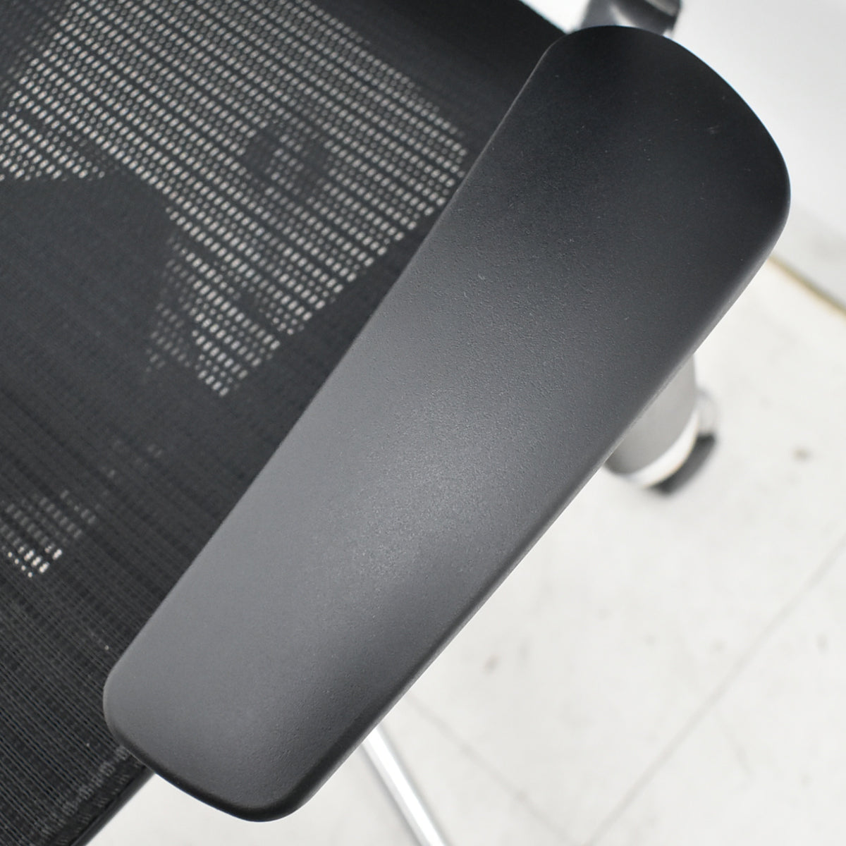 【中古】オカムラ　バロン　ローバック　可動肘　ポリッシュ　昇降ガス新品交換済　ブラック　2026012701【中古オフィス家具】