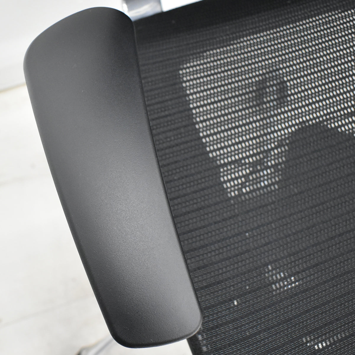 【中古】オカムラ　バロン　ローバック　可動肘　ポリッシュ　昇降ガス新品交換済　ブラック　2026012701【中古オフィス家具】