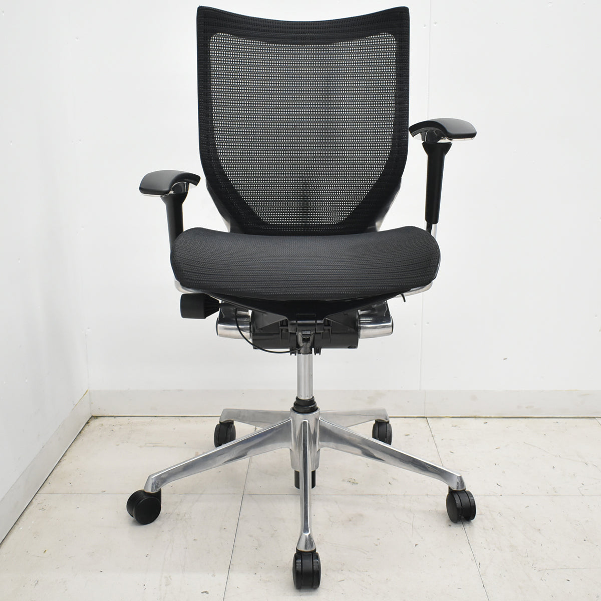 【中古】オカムラ　バロン　ローバック　可動肘　ポリッシュ　昇降ガス新品交換済　ブラック　2026012701【中古オフィス家具】