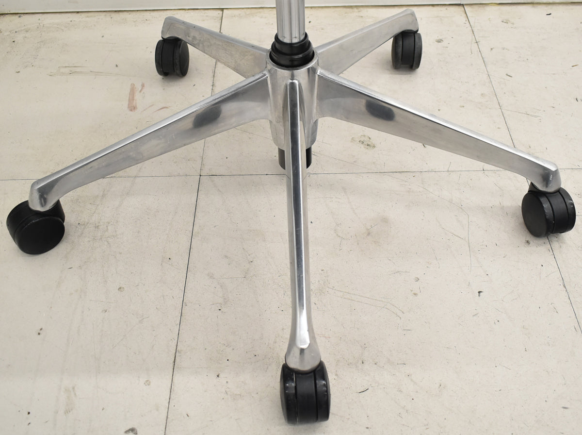 【中古】オカムラ　バロン　ローバック　可動肘　ポリッシュ　昇降ガス新品交換済　ブラック　2026012701【中古オフィス家具】