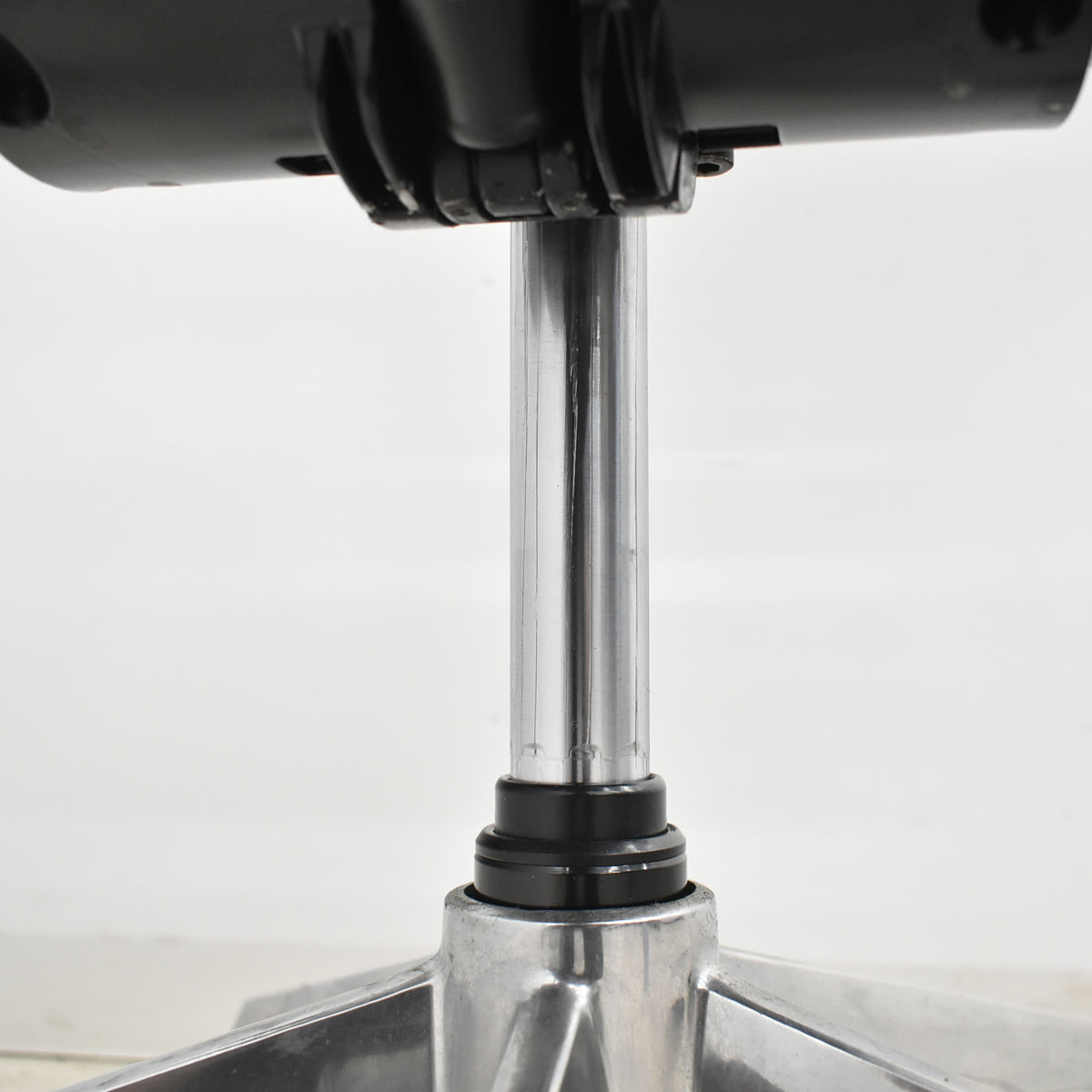 【中古】オカムラ　バロン　ローバック　可動肘　ポリッシュ　昇降ガス新品交換済　ブラック　2026012701【中古オフィス家具】