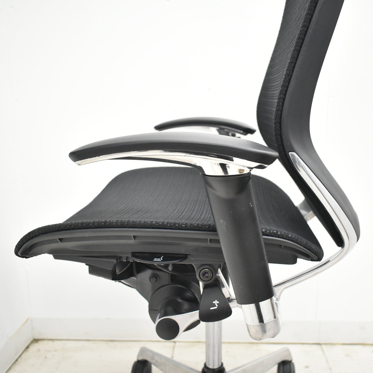 【中古】オカムラ　バロン　ローバック　可動肘　ポリッシュ　昇降ガス新品交換済　ブラック　2026012701【中古オフィス家具】