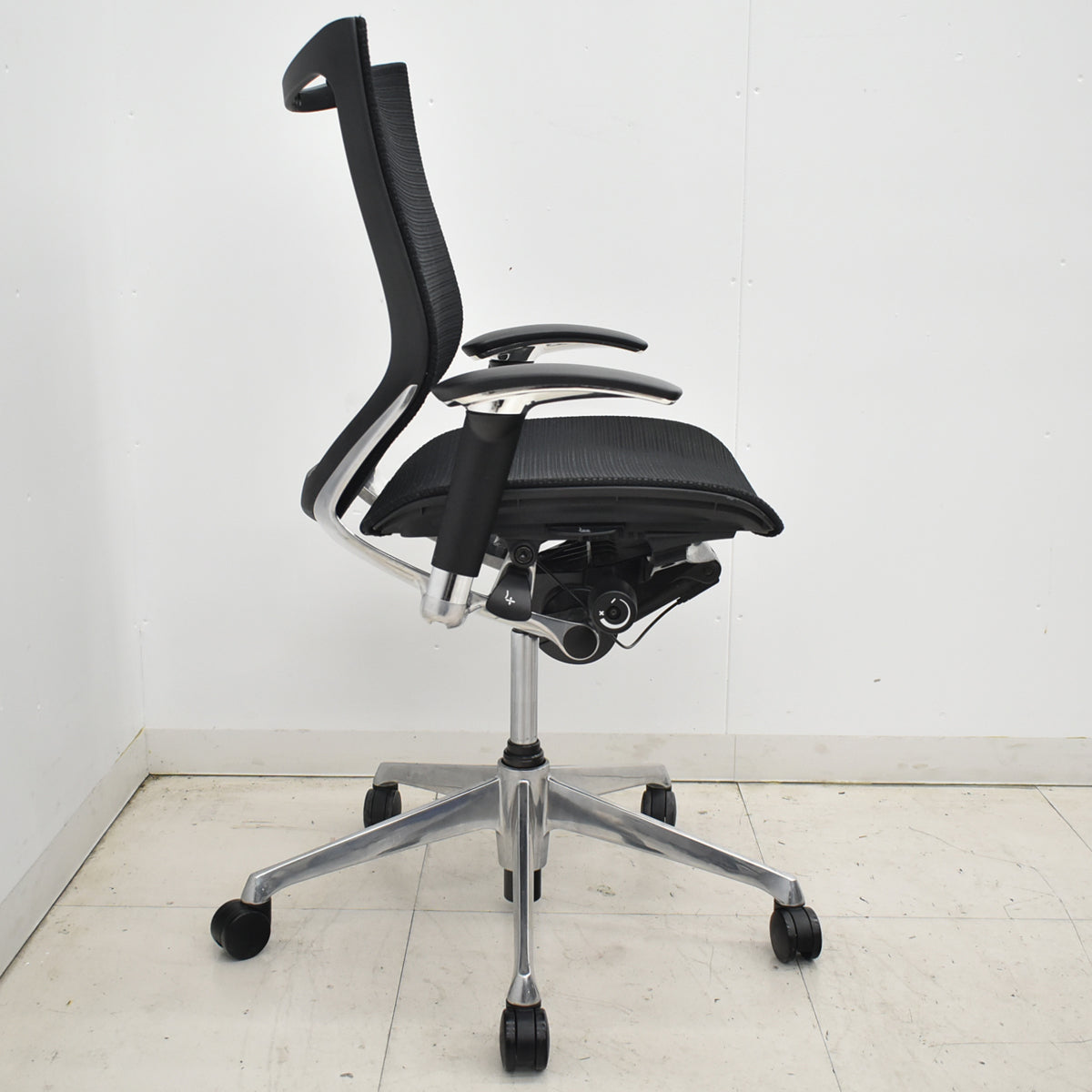 【中古】オカムラ　バロン　ローバック　可動肘　ポリッシュ　昇降ガス新品交換済　ブラック　2026012701【中古オフィス家具】