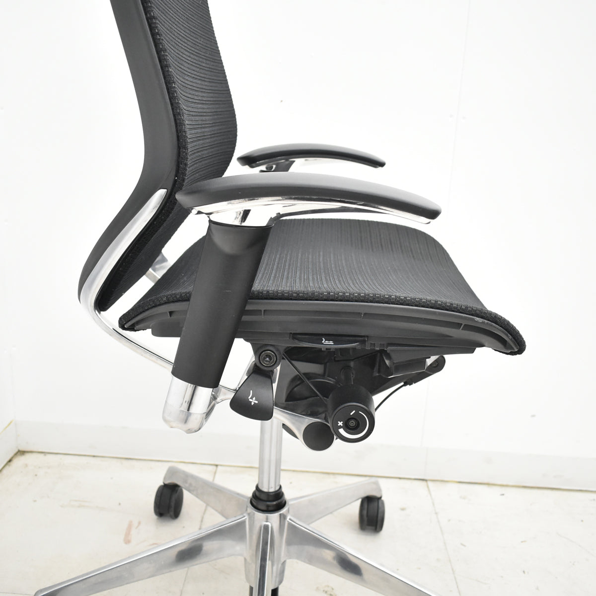 【中古】オカムラ　バロン　ローバック　可動肘　ポリッシュ　昇降ガス新品交換済　ブラック　2026012701【中古オフィス家具】