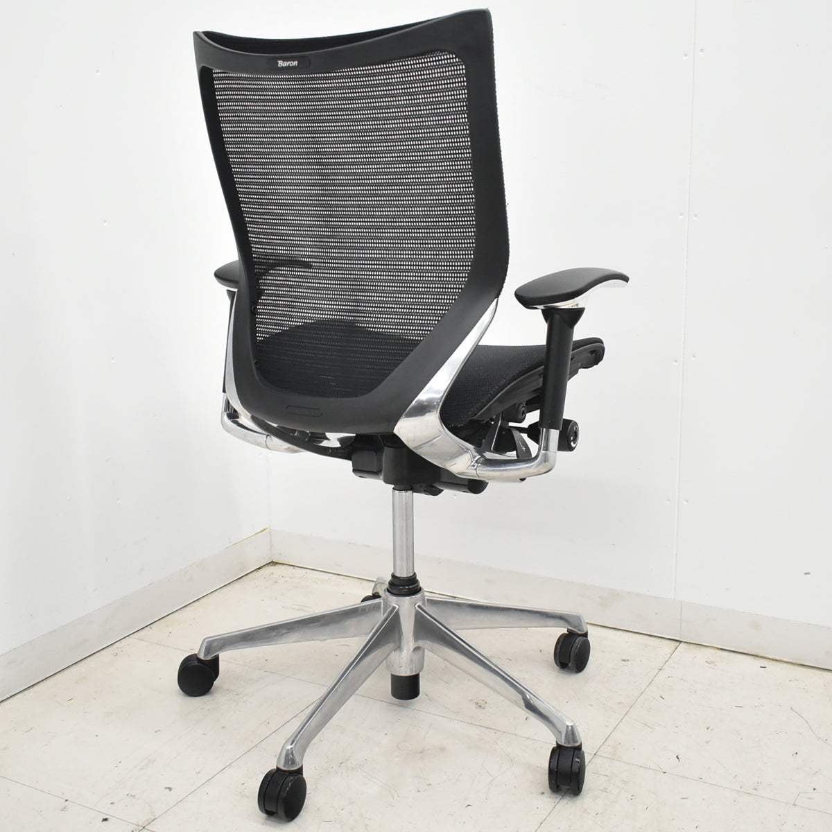 【中古】オカムラ　バロン　ローバック　可動肘　ポリッシュ　昇降ガス新品交換済　ブラック　2026012701【中古オフィス家具】