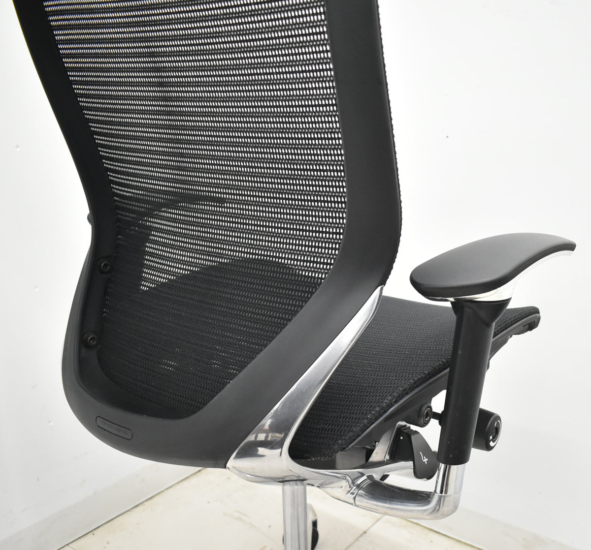 【中古】オカムラ　バロン　ローバック　可動肘　ポリッシュ　昇降ガス新品交換済　ブラック　2026012701【中古オフィス家具】