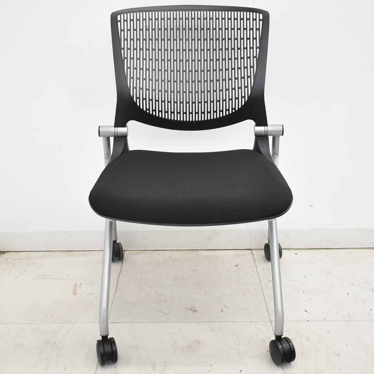 【中古】オカムラ　グラータ　ミーティングチェア　ネスティング可　ブラック　2026012702【中古オフィス家具】