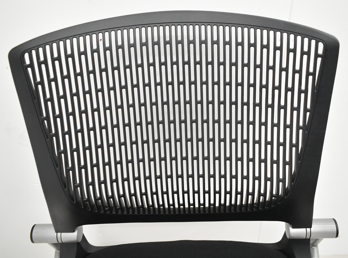 【中古】オカムラ　グラータ　ミーティングチェア　ネスティング可　ブラック　2026012702【中古オフィス家具】