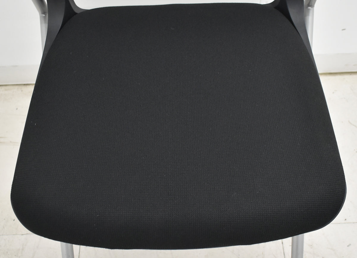 【中古】オカムラ　グラータ　ミーティングチェア　ネスティング可　ブラック　2026012702【中古オフィス家具】