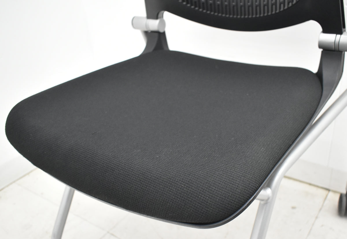 【中古】オカムラ　グラータ　ミーティングチェア　ネスティング可　ブラック　2026012702【中古オフィス家具】