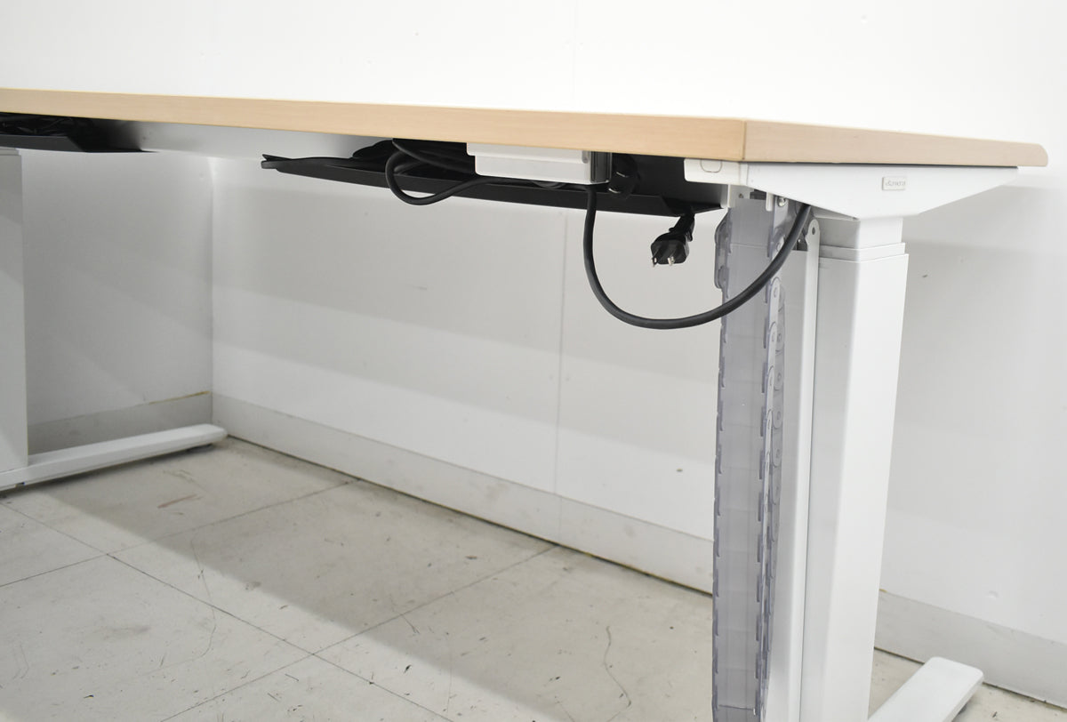 【中古】オカムラ　スイフト　電動昇降デスク　スムースフォルムエッジ　コンセントユニット２か所　インジケーターボタンタイプメモリー機能付　幅1550　2026012703【中古オフィス家具】