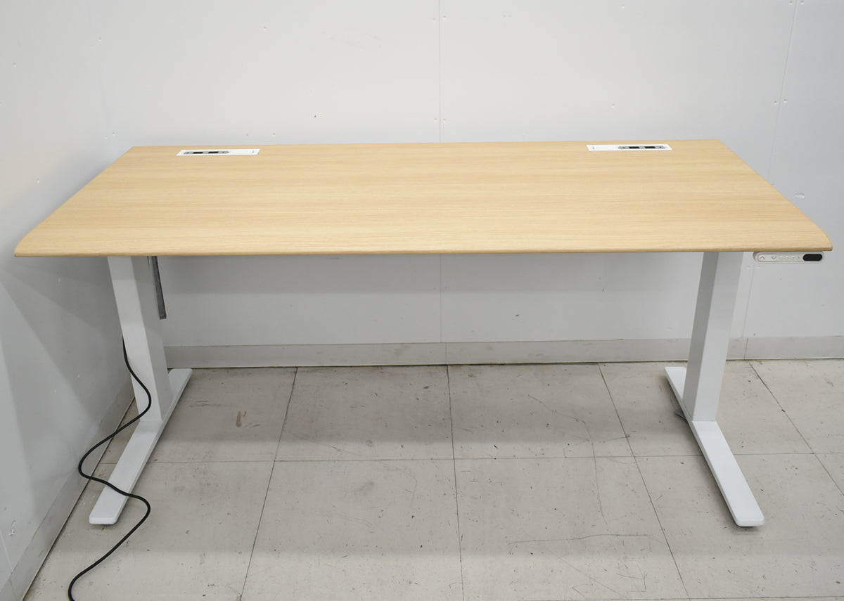 【中古】オカムラ　スイフト　電動昇降デスク　スムースフォルムエッジ　コンセントユニット２か所　インジケーターボタンタイプメモリー機能付　幅1550　2026012703【中古オフィス家具】