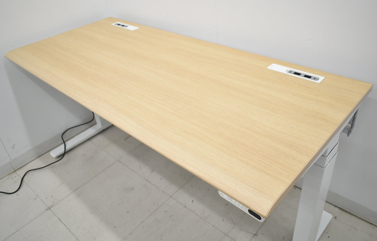 【中古】オカムラ　スイフト　電動昇降デスク　スムースフォルムエッジ　コンセントユニット２か所　インジケーターボタンタイプメモリー機能付　幅1550　2026012703【中古オフィス家具】