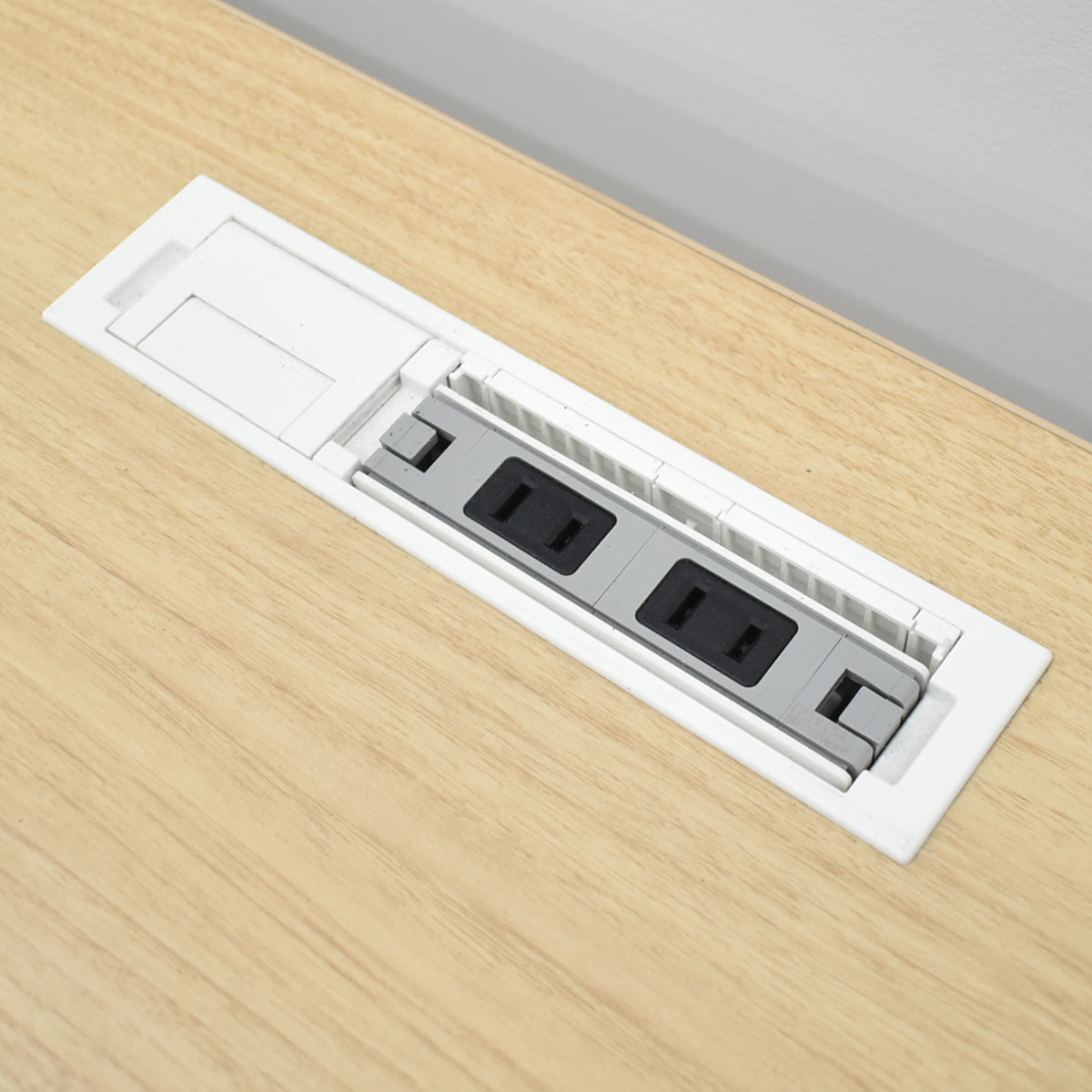 【中古】オカムラ　スイフト　電動昇降デスク　スムースフォルムエッジ　コンセントユニット２か所　インジケーターボタンタイプメモリー機能付　幅1550　2026012703【中古オフィス家具】