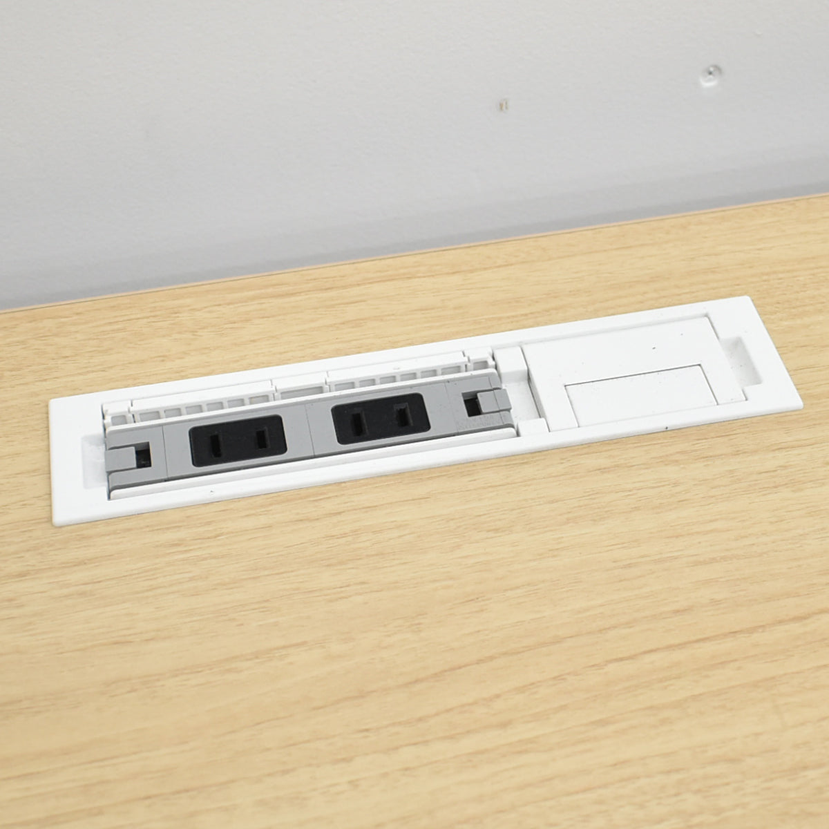 【中古】オカムラ　スイフト　電動昇降デスク　スムースフォルムエッジ　コンセントユニット２か所　インジケーターボタンタイプメモリー機能付　幅1550　2026012703【中古オフィス家具】