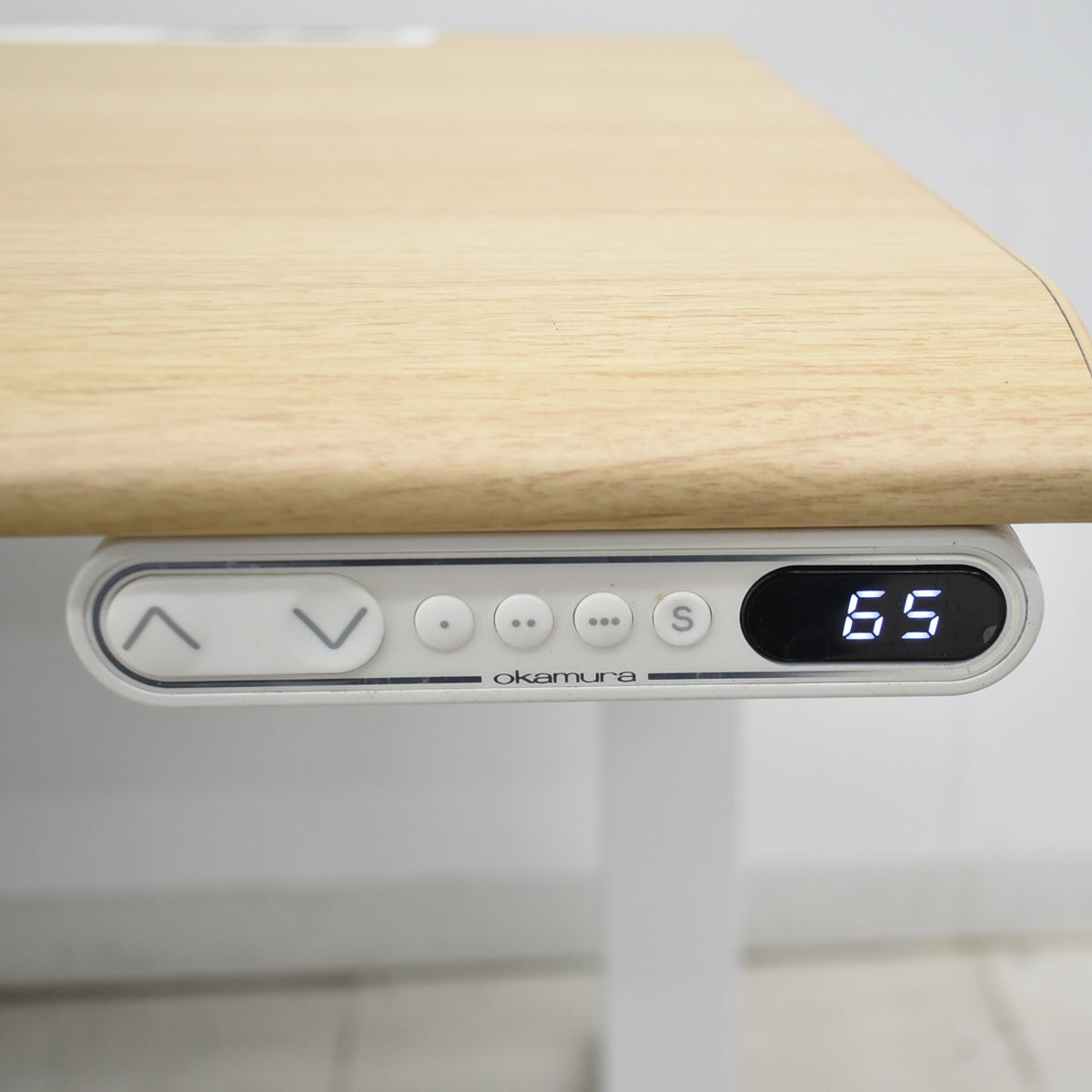 【中古】オカムラ　スイフト　電動昇降デスク　スムースフォルムエッジ　コンセントユニット２か所　インジケーターボタンタイプメモリー機能付　幅1550　2026012703【中古オフィス家具】