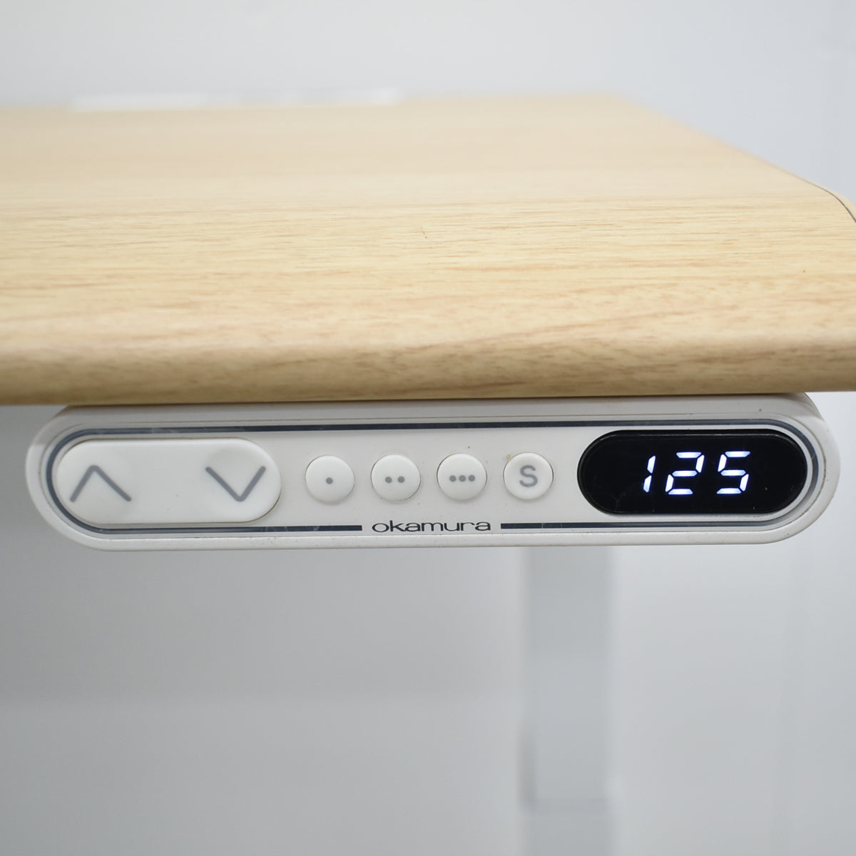 【中古】オカムラ　スイフト　電動昇降デスク　スムースフォルムエッジ　コンセントユニット２か所　インジケーターボタンタイプメモリー機能付　幅1550　2026012703【中古オフィス家具】