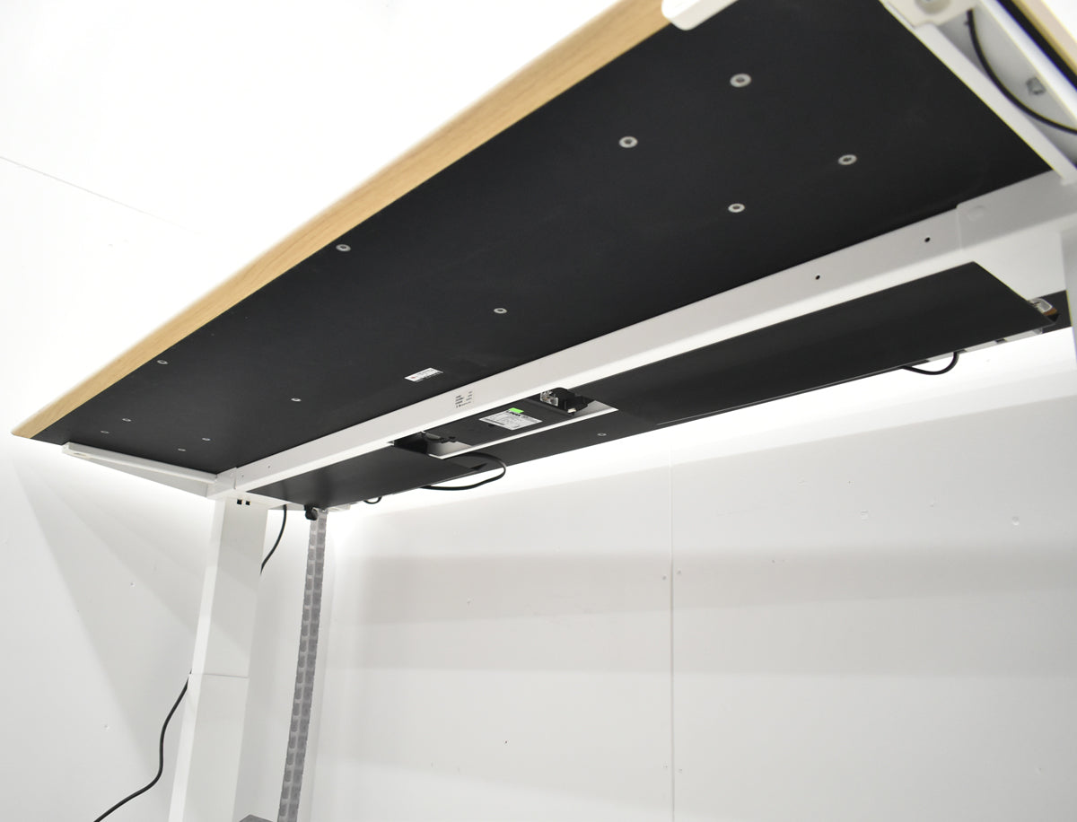【中古】オカムラ　スイフト　電動昇降デスク　スムースフォルムエッジ　コンセントユニット２か所　インジケーターボタンタイプメモリー機能付　幅1550　2026012703【中古オフィス家具】