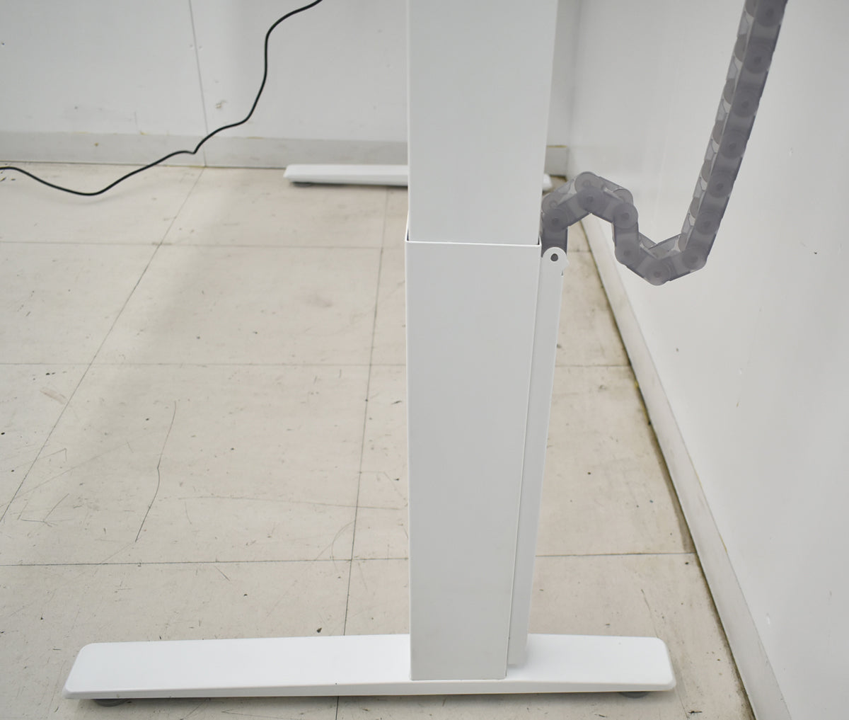 【中古】オカムラ　スイフト　電動昇降デスク　スムースフォルムエッジ　コンセントユニット２か所　インジケーターボタンタイプメモリー機能付　幅1550　2026012703【中古オフィス家具】