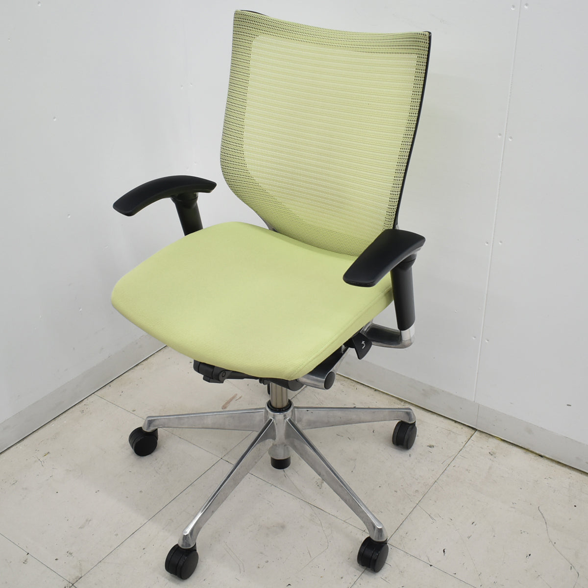 【中古】オカムラ　バロン　ローバック　可動肘　ポリッシュ　ピスタチオグリーン　2026012705【中古オフィス家具】