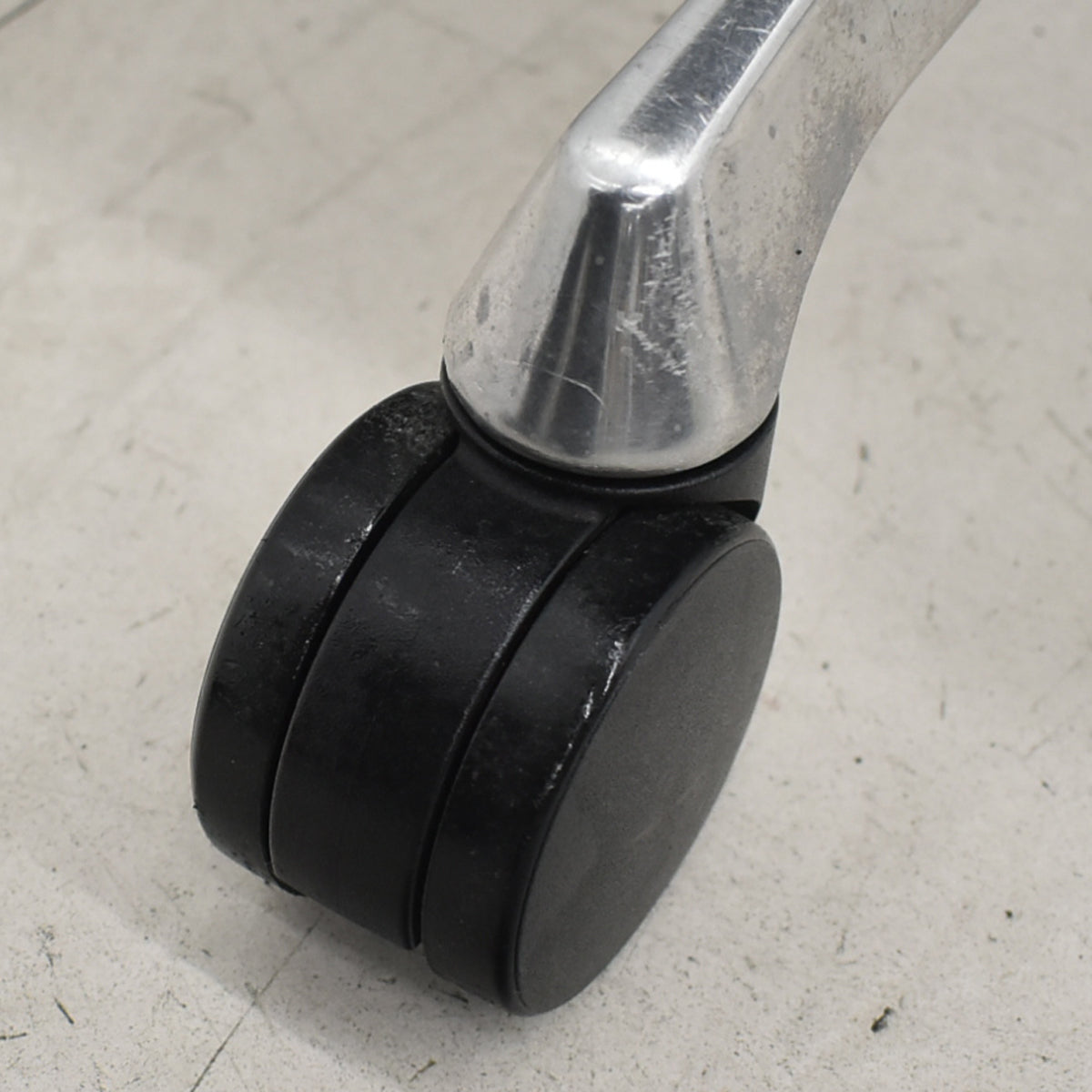 【中古】オカムラ　バロン　ローバック　可動肘　ポリッシュ　ピスタチオグリーン　2026012705【中古オフィス家具】