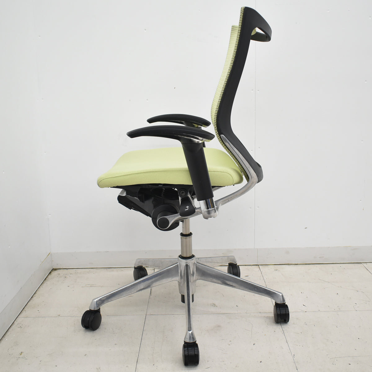 【中古】オカムラ　バロン　ローバック　可動肘　ポリッシュ　ピスタチオグリーン　2026012705【中古オフィス家具】