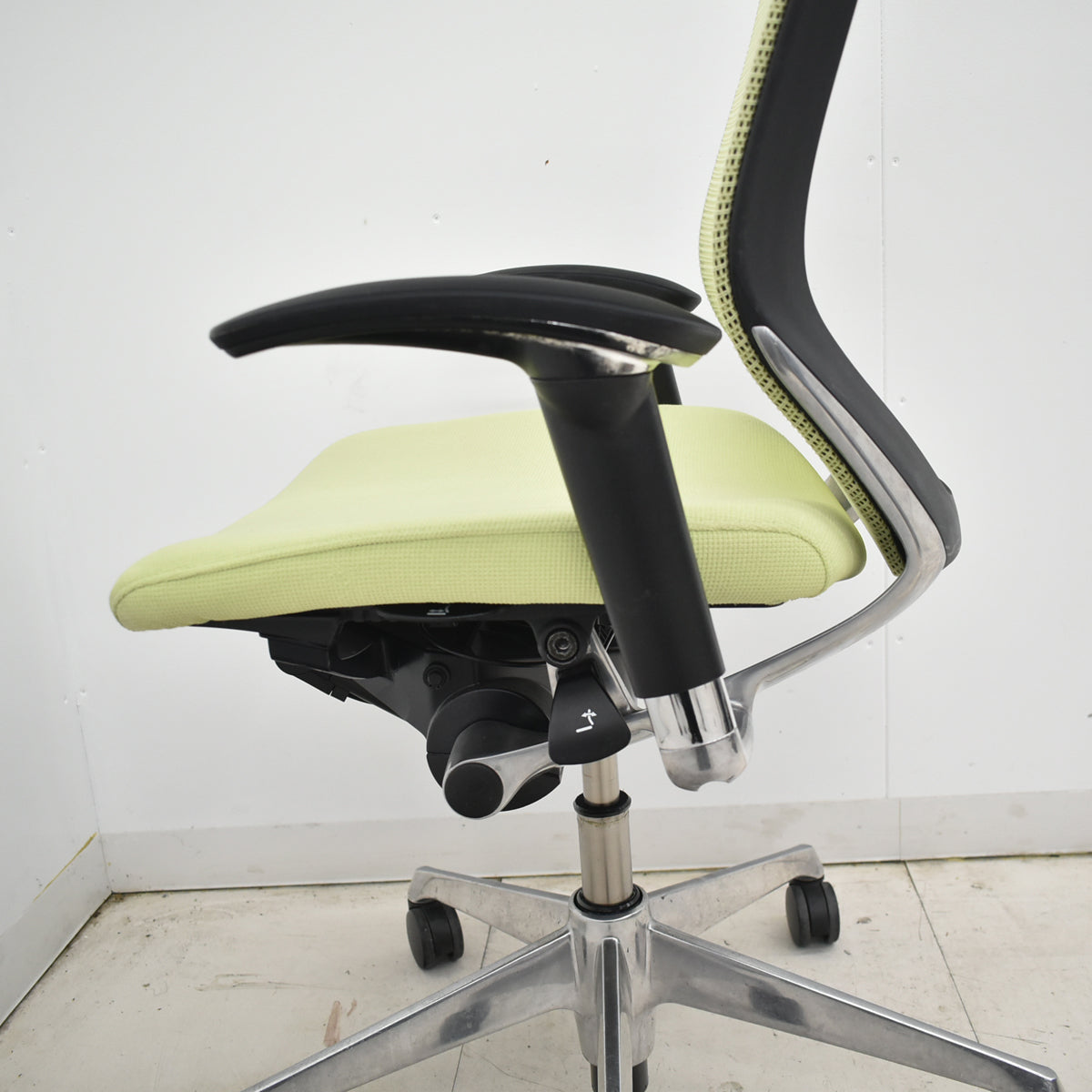 【中古】オカムラ　バロン　ローバック　可動肘　ポリッシュ　ピスタチオグリーン　2026012705【中古オフィス家具】