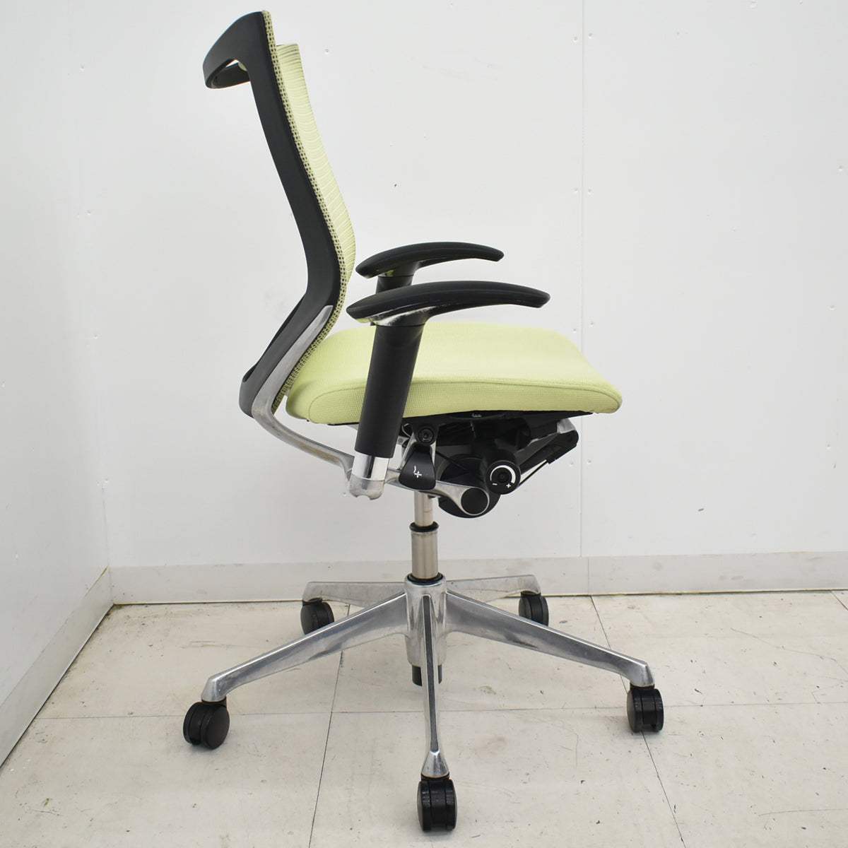 【中古】オカムラ　バロン　ローバック　可動肘　ポリッシュ　ピスタチオグリーン　2026012705【中古オフィス家具】