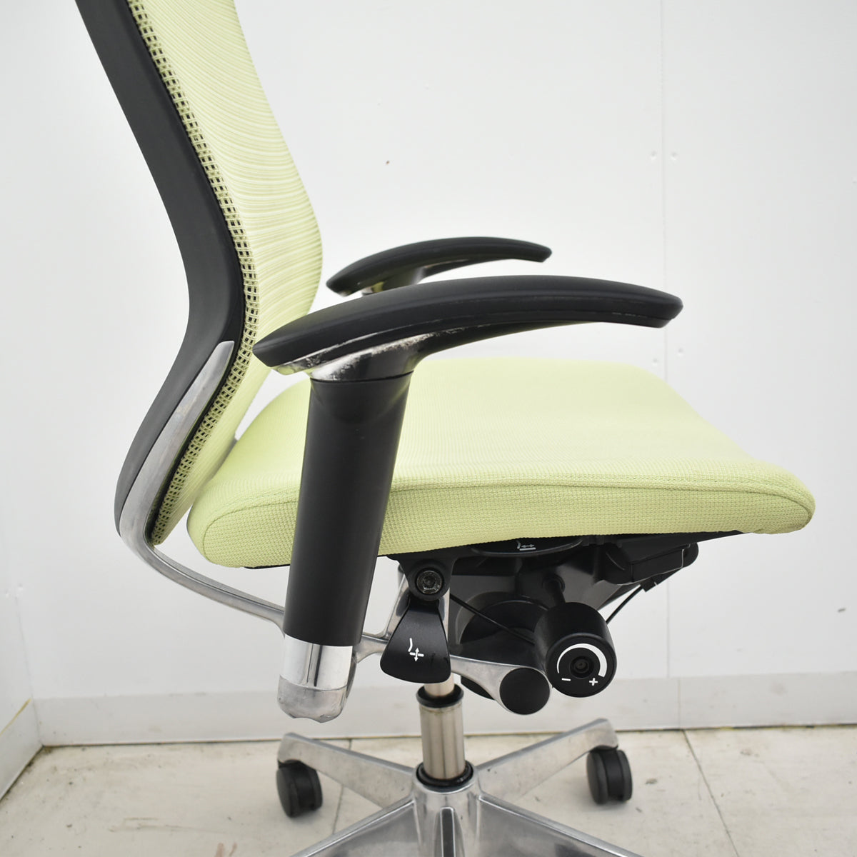 【中古】オカムラ　バロン　ローバック　可動肘　ポリッシュ　ピスタチオグリーン　2026012705【中古オフィス家具】