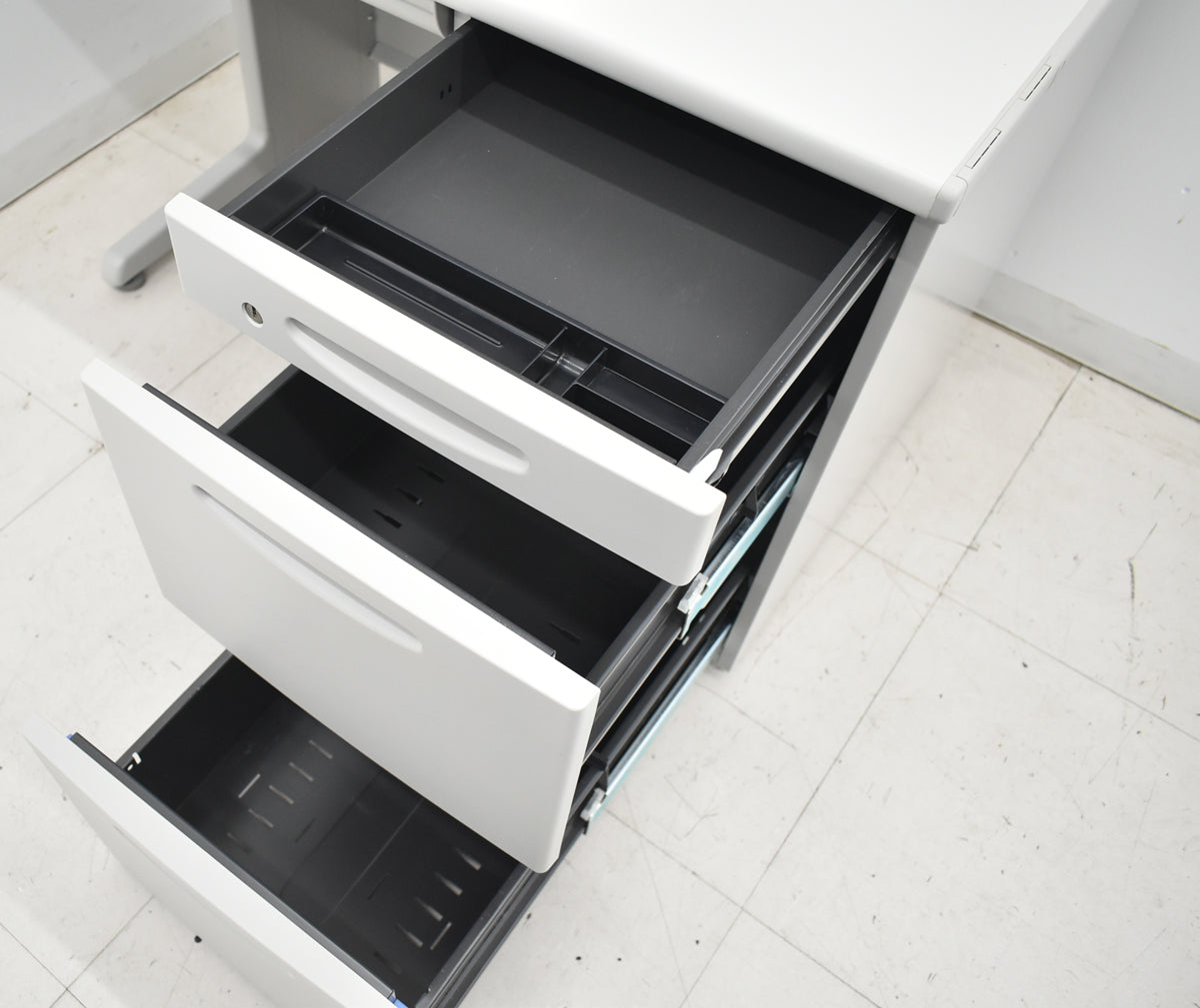 【中古】オカムラ　SD-V片袖デスク　W1000　2026012903【中古オフィス家具】