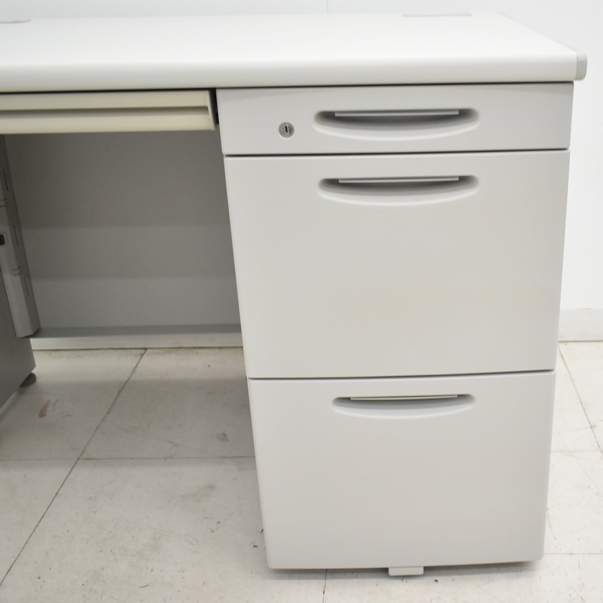 【中古】オカムラ　SD片袖デスク　W1000　2026012904【中古オフィス家具】