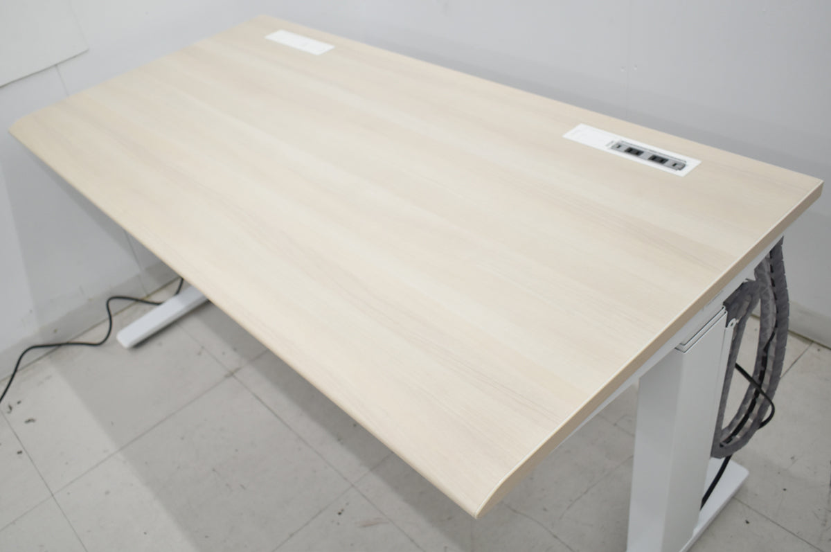 【中古】オカムラ　スイフト　電動昇降デスク　スムースフォルムエッジ　レバータイプ　コンセントユニット一カ所付　W1350　2026013001【中古オフィス家具】