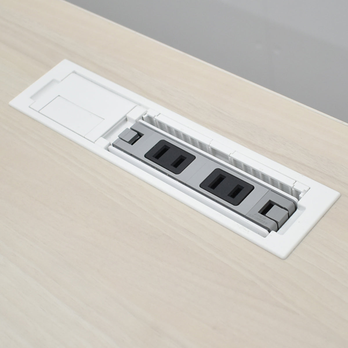 【中古】オカムラ　スイフト　電動昇降デスク　スムースフォルムエッジ　レバータイプ　コンセントユニット一カ所付　W1350　2026013001【中古オフィス家具】