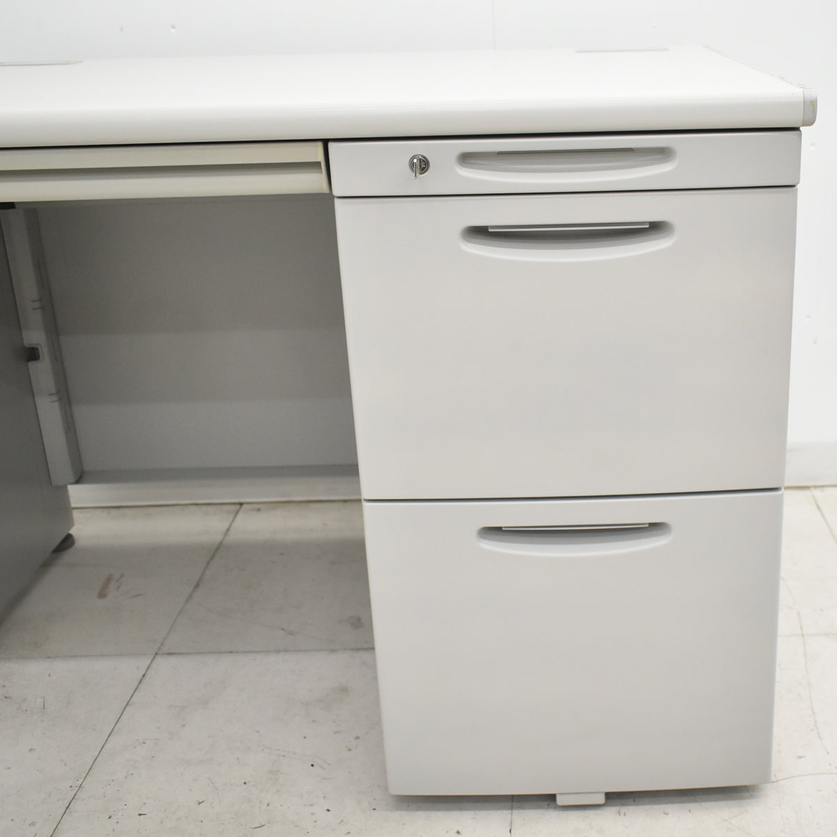 【中古】オカムラ　SDスタンダード片袖デスク107　幅1000　2026020304【中古オフィス家具】