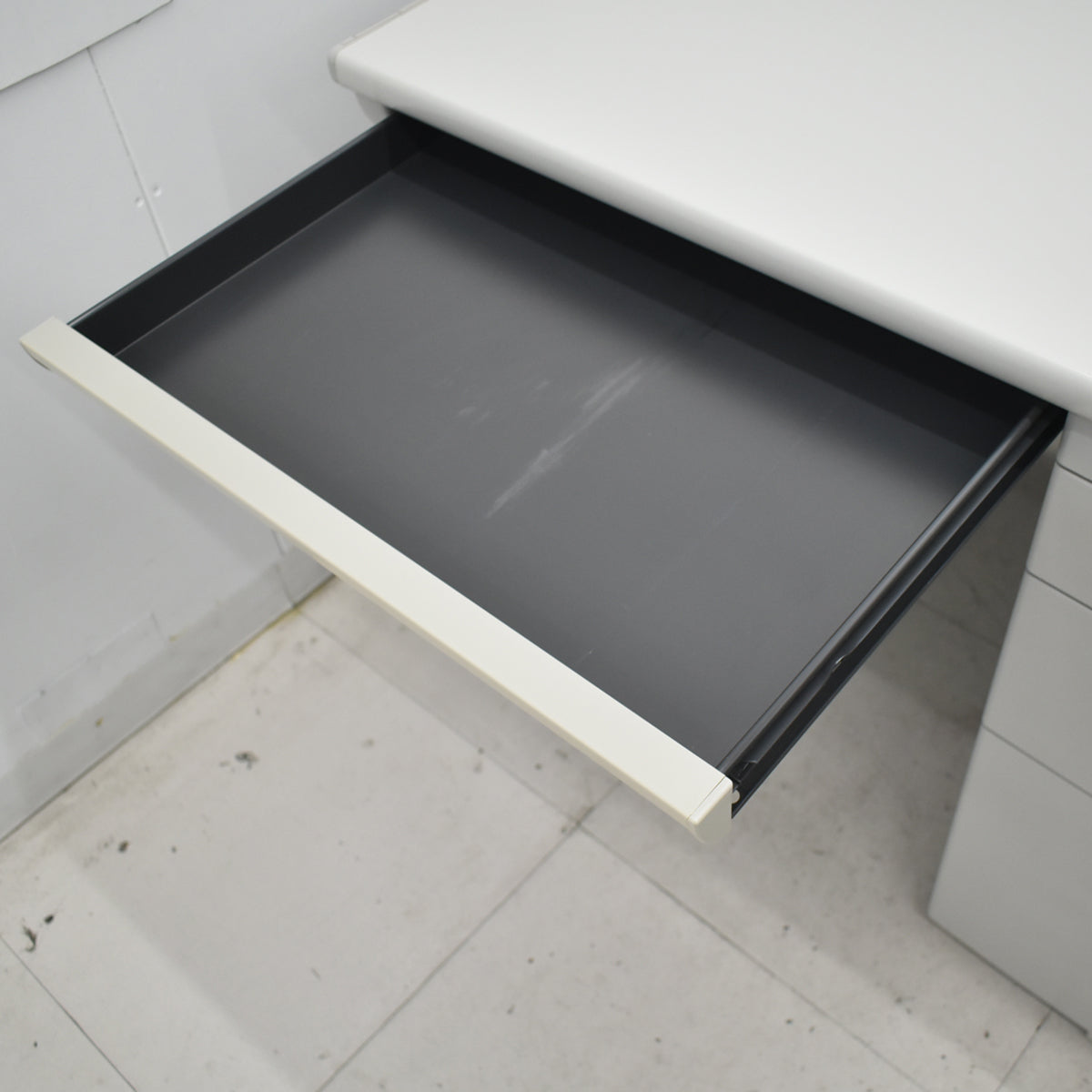 【中古】オカムラ　SDスタンダード片袖デスク　幅1000　2026020401【中古オフィス家具】