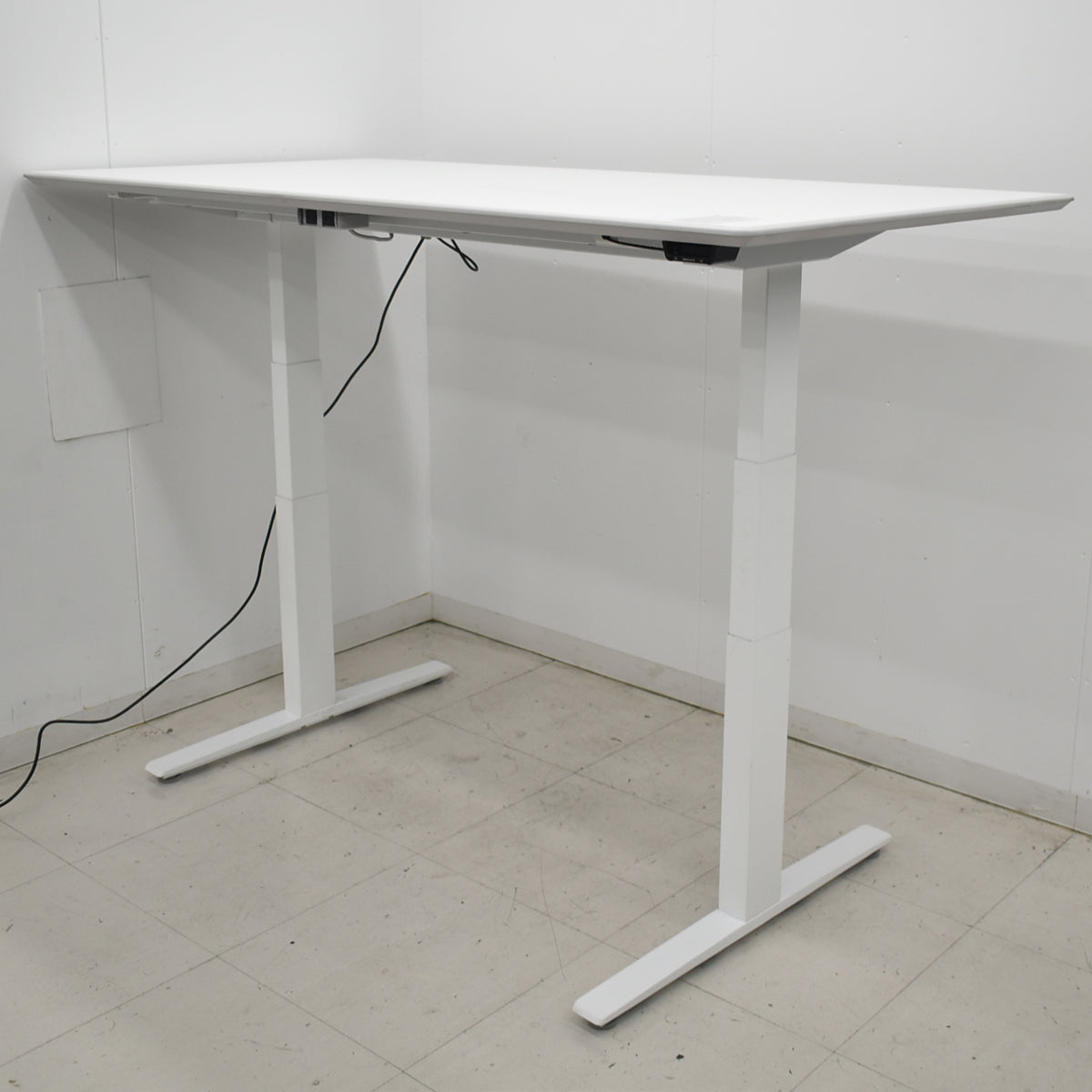 【中古】オカムラ　スイフト　ミーティングテーブル　コンセントタップ１か所付　コントロールレバータイプ　幅1800　2026020404【中古オフィス家具】